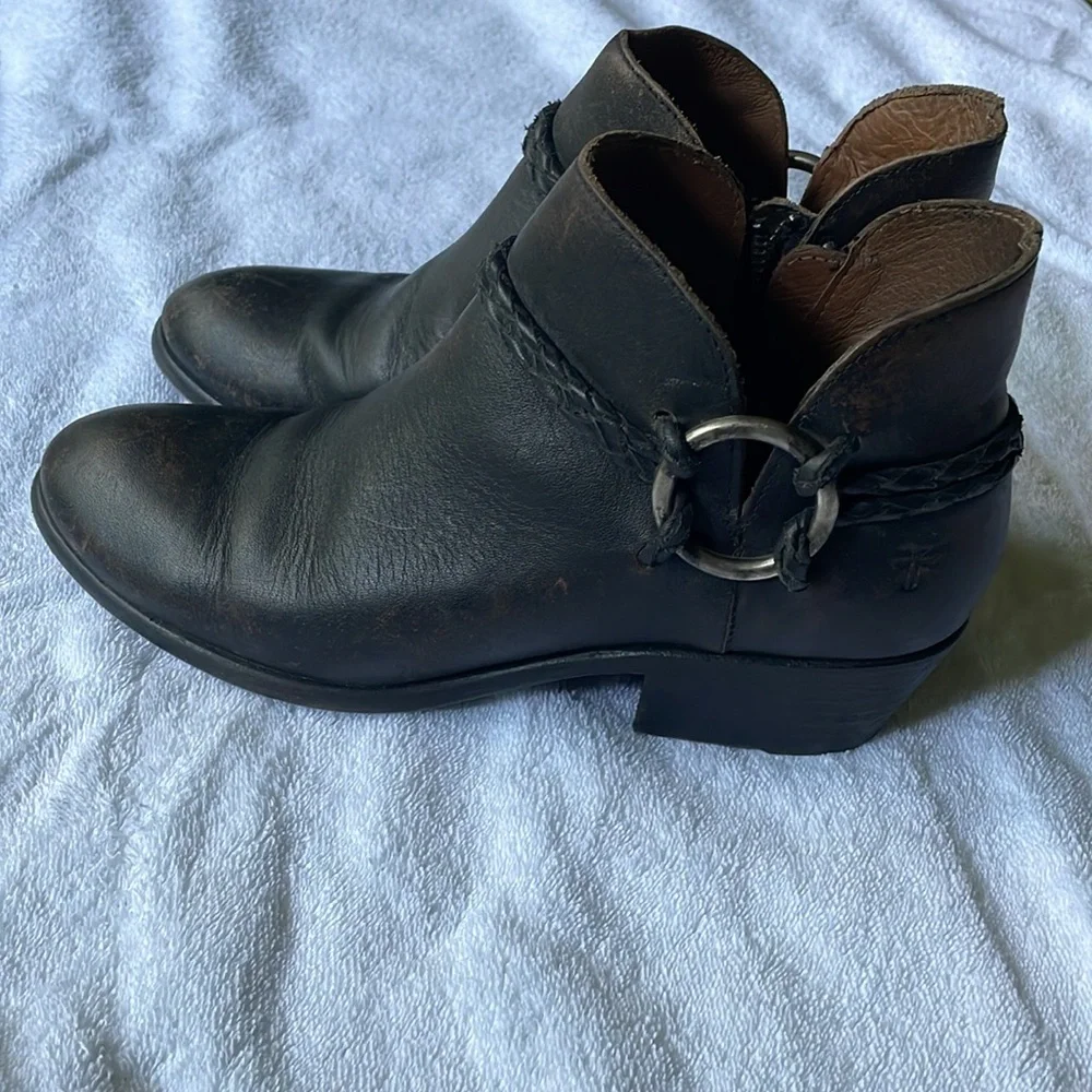 FRYE Carson Braided Bootie EUC Size 8 1/2M Black Distressed Leather